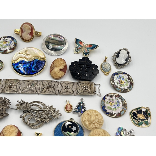 2423 - A collection of vintage brooches