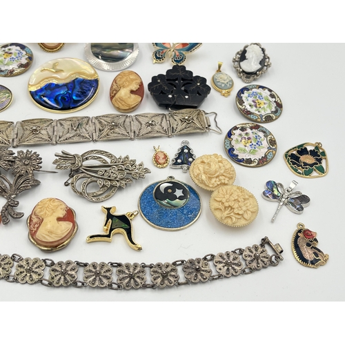 2423 - A collection of vintage brooches