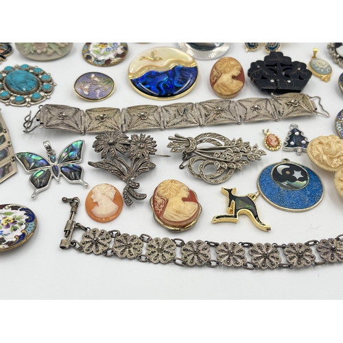 2423 - A collection of vintage brooches