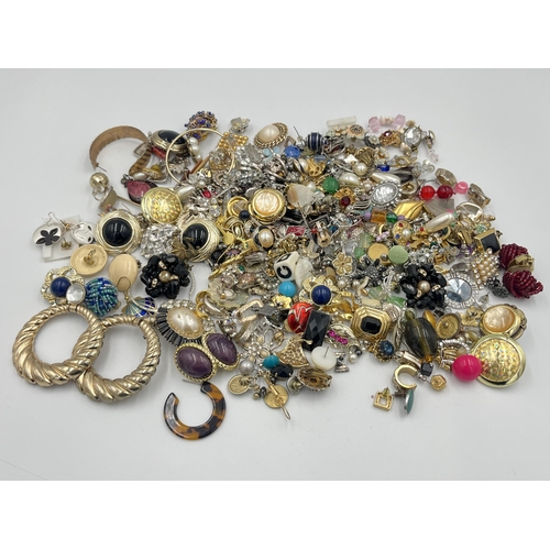 2425 - Approx. 1kg of earrings