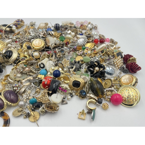 2425 - Approx. 1kg of earrings