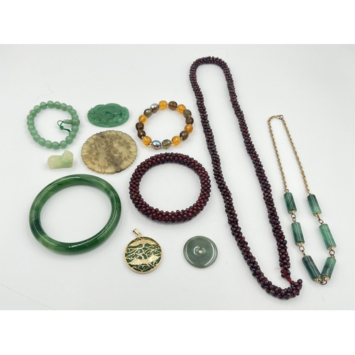 2427 - A collection of gemstone jewellery to include garnet, jade etc.