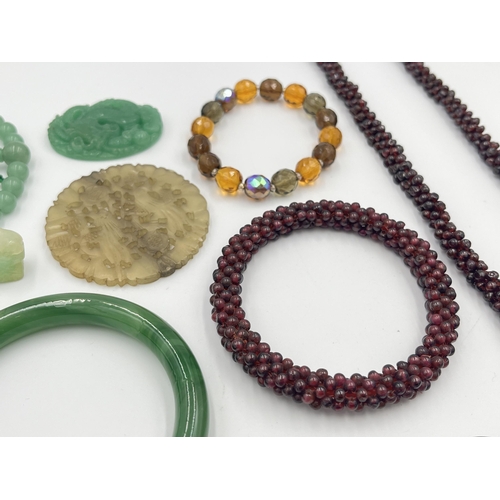 2427 - A collection of gemstone jewellery to include garnet, jade etc.