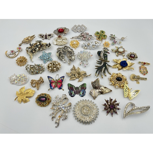 2428 - A collection of vintage brooches