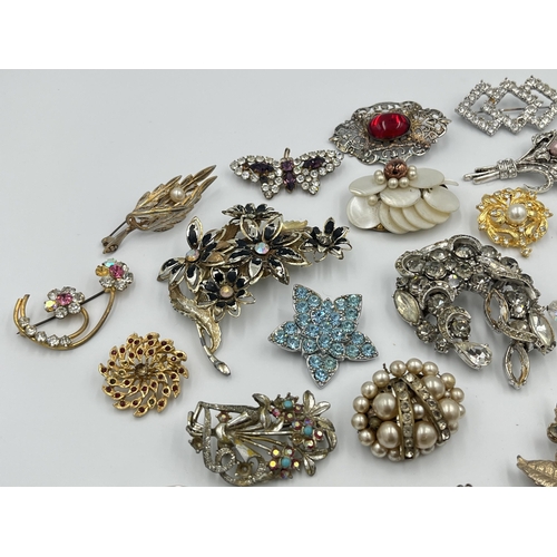 2428 - A collection of vintage brooches