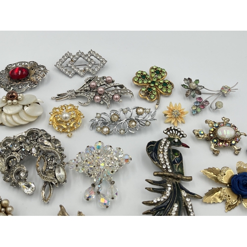 2428 - A collection of vintage brooches