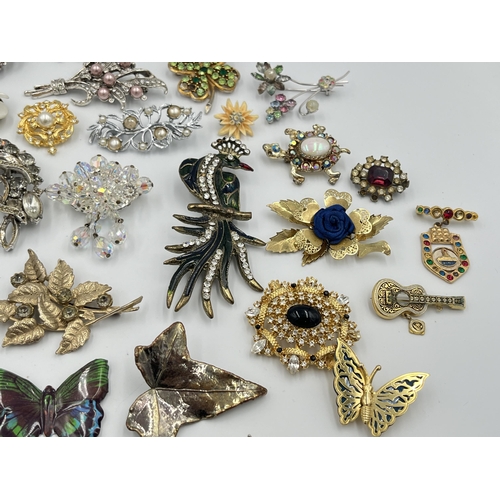 2428 - A collection of vintage brooches