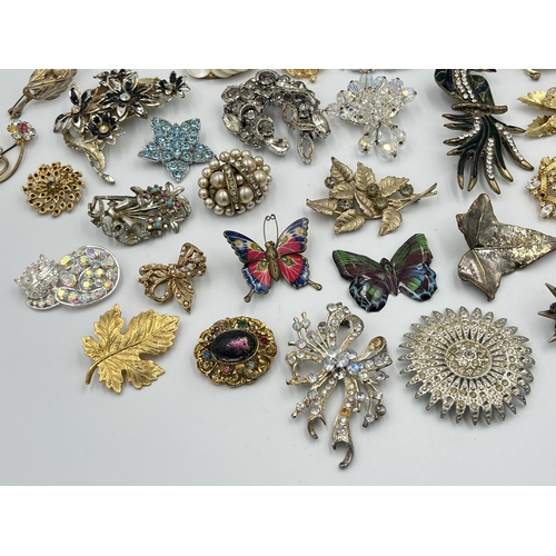 2428 - A collection of vintage brooches