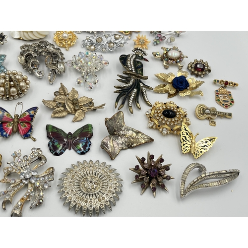 2428 - A collection of vintage brooches