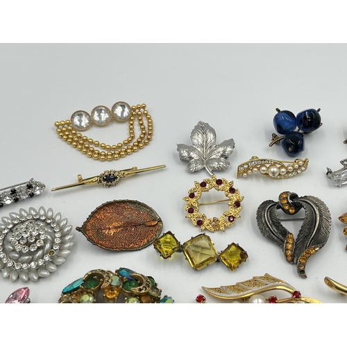 2430 - A collection of vintage brooches