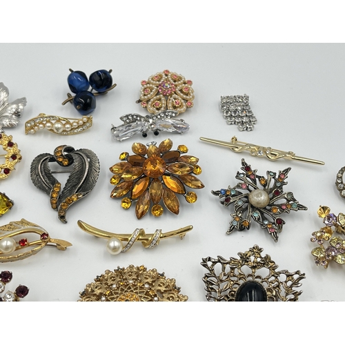 2430 - A collection of vintage brooches