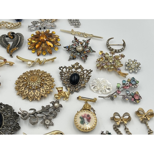 2430 - A collection of vintage brooches