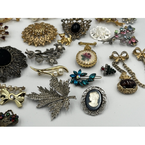 2430 - A collection of vintage brooches