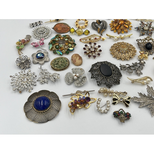 2430 - A collection of vintage brooches