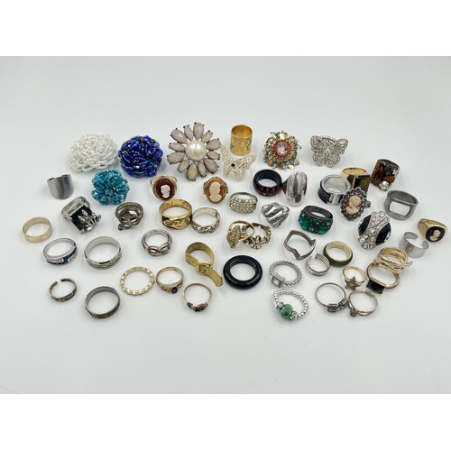 2431 - A collection of dress rings