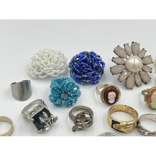 2431 - A collection of dress rings