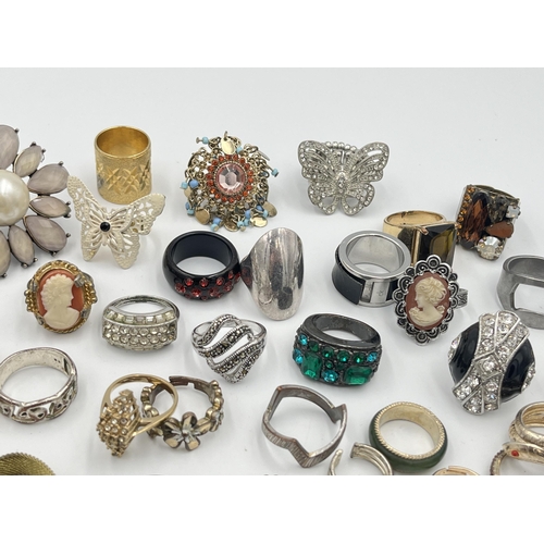 2431 - A collection of dress rings