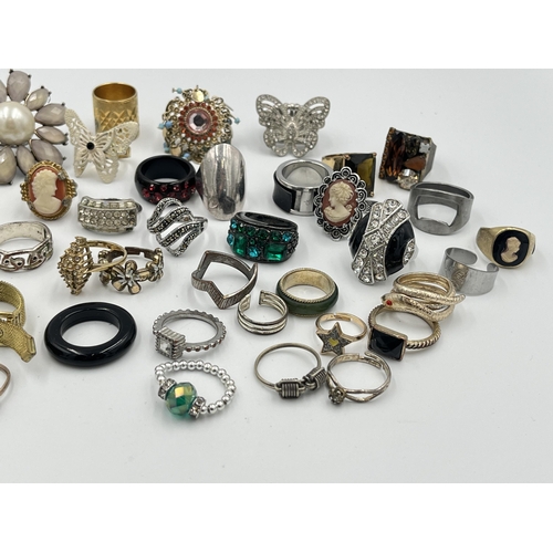 2431 - A collection of dress rings