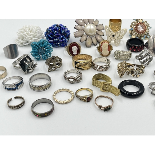 2431 - A collection of dress rings