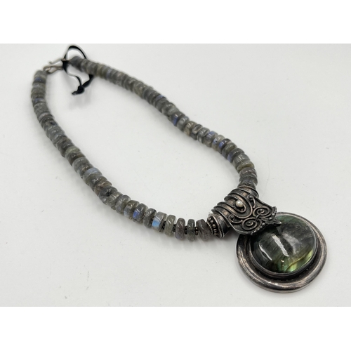 2470 - A .925 silver labradorite pendant necklace