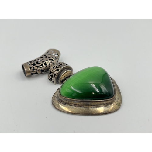 2471 - A .925 silver green stone set pendant