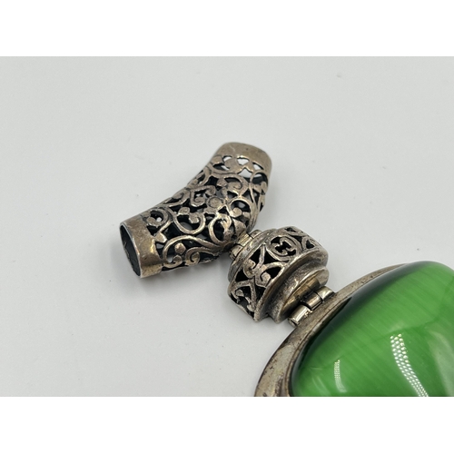 2471 - A .925 silver green stone set pendant