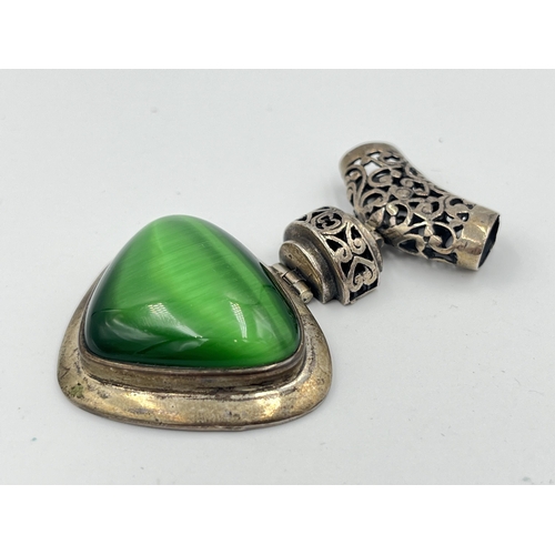 2471 - A .925 silver green stone set pendant