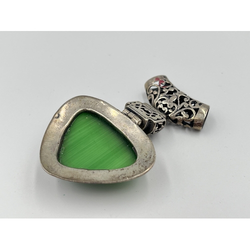 2471 - A .925 silver green stone set pendant