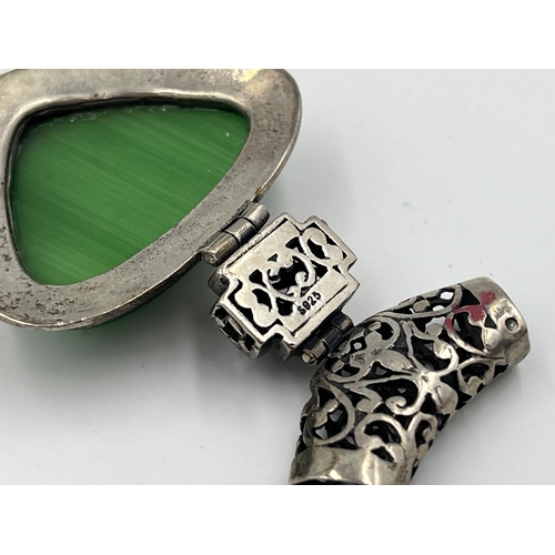 2471 - A .925 silver green stone set pendant