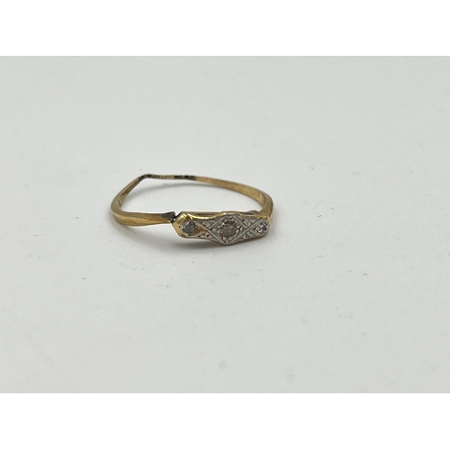 2475 - An 18ct gold diamond three stone ring - approx. gross weight 1.15g