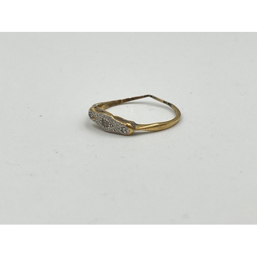 2475 - An 18ct gold diamond three stone ring - approx. gross weight 1.15g