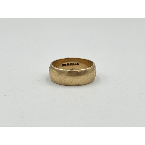 2478 - A hallmarked London 9ct gold wedding band, size S - approx. gross weight 7.3g