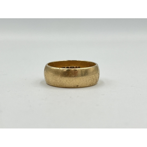 2478 - A hallmarked London 9ct gold wedding band, size S - approx. gross weight 7.3g