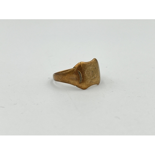 2481 - A hallmarked Chester 9ct gold signet ring, size R - approx. gross weight 4.3g