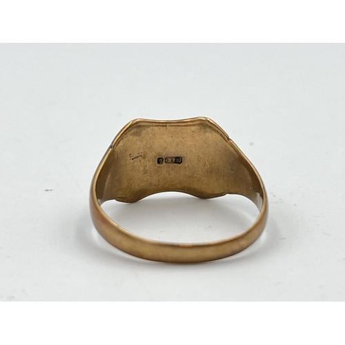 2481 - A hallmarked Chester 9ct gold signet ring, size R - approx. gross weight 4.3g