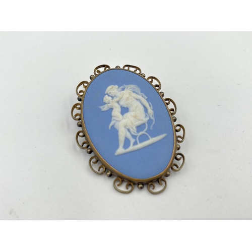 2482 - A 19th century yellow metal framed Wedgwood Jasperware brooch - approx. 5.5cm high x 4cm wide