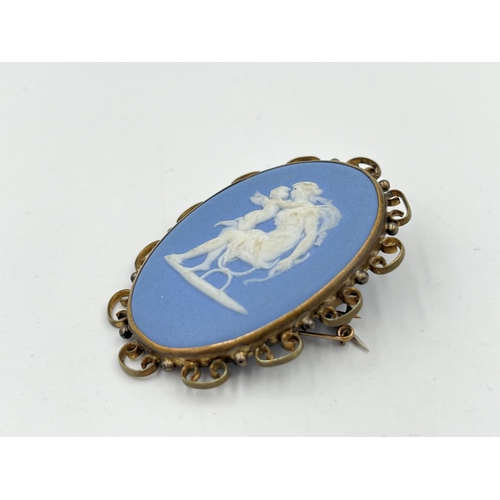 2482 - A 19th century yellow metal framed Wedgwood Jasperware brooch - approx. 5.5cm high x 4cm wide