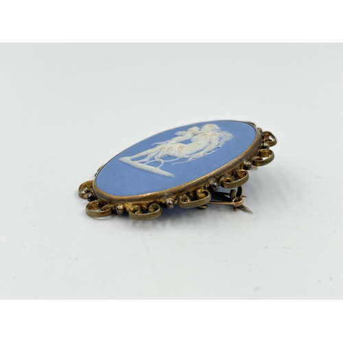 2482 - A 19th century yellow metal framed Wedgwood Jasperware brooch - approx. 5.5cm high x 4cm wide