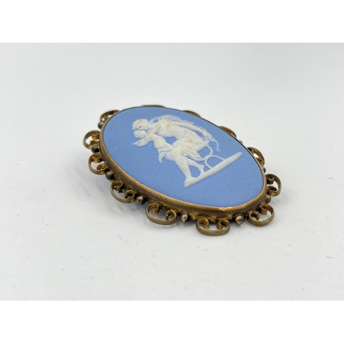 2482 - A 19th century yellow metal framed Wedgwood Jasperware brooch - approx. 5.5cm high x 4cm wide