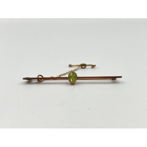 2484 - An antique 9ct rose gold peridot set brooch - approx. gross weight 2.3g