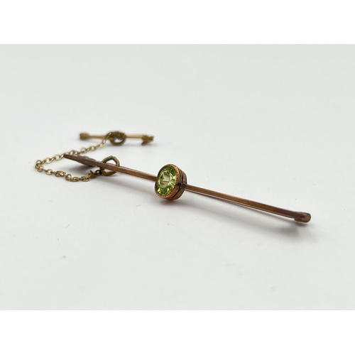 2484 - An antique 9ct rose gold peridot set brooch - approx. gross weight 2.3g