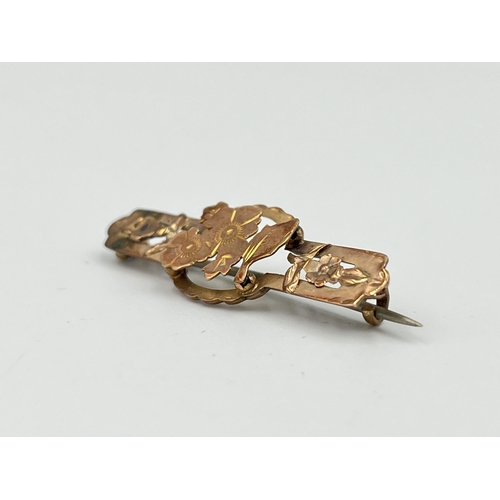 2486 - An antique 9ct gold foliate design brooch with base metal pin - approx. gross weight 1.6g