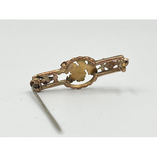 2486 - An antique 9ct gold foliate design brooch with base metal pin - approx. gross weight 1.6g