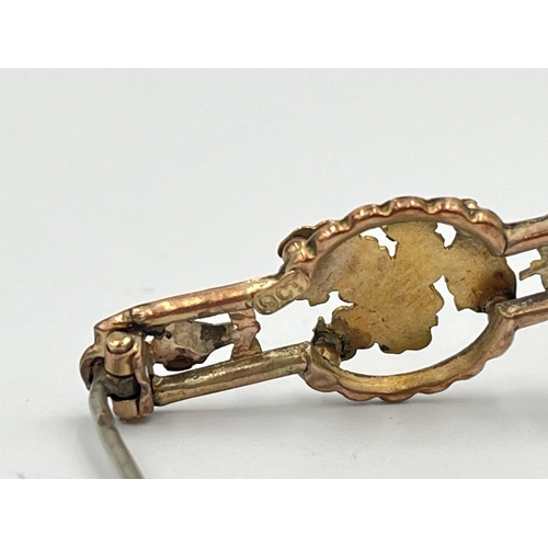 2486 - An antique 9ct gold foliate design brooch with base metal pin - approx. gross weight 1.6g