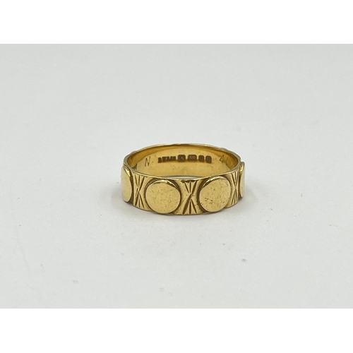 2487 - A hallmarked London 18ct gold 'Lucky' ring, size O - approx. gross weight 4.6g