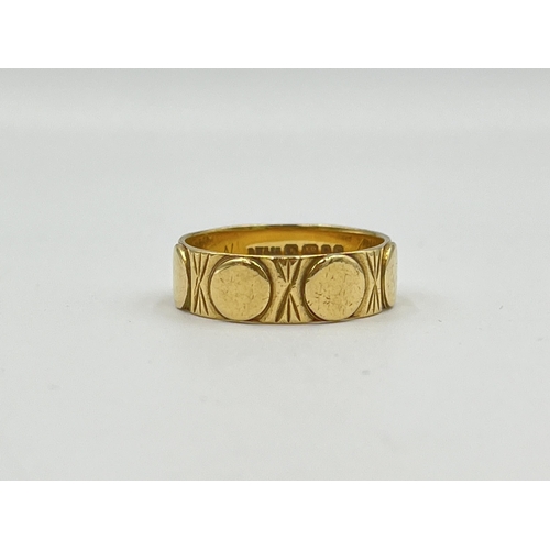 2487 - A hallmarked London 18ct gold 'Lucky' ring, size O - approx. gross weight 4.6g