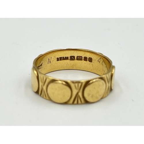 2487 - A hallmarked London 18ct gold 'Lucky' ring, size O - approx. gross weight 4.6g