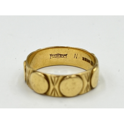 2487 - A hallmarked London 18ct gold 'Lucky' ring, size O - approx. gross weight 4.6g