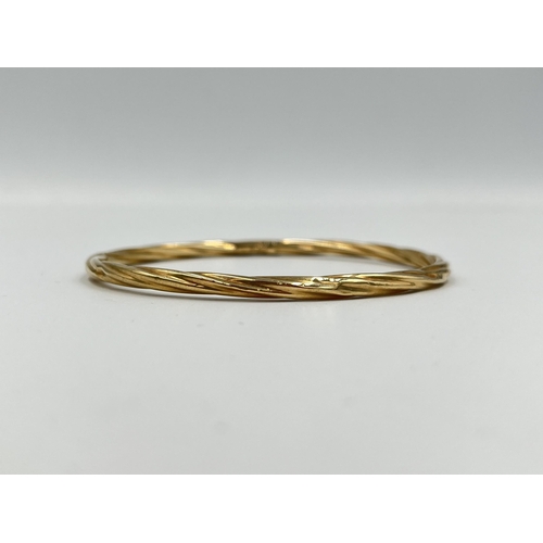 2488 - An Unoaerre hallmarked 9ct gold bangle - approx. gross weight 3.9g