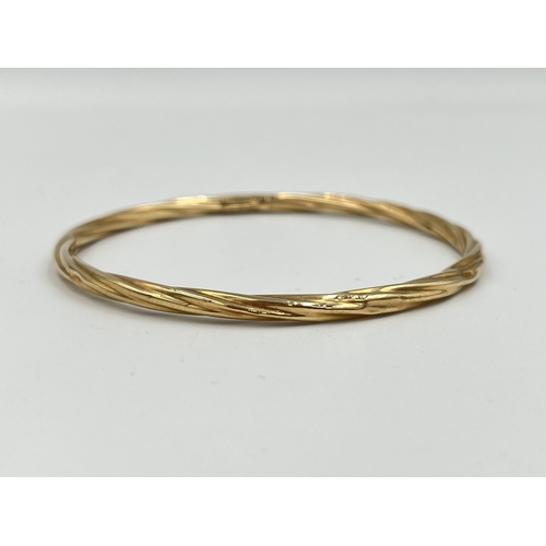 2488 - An Unoaerre hallmarked 9ct gold bangle - approx. gross weight 3.9g